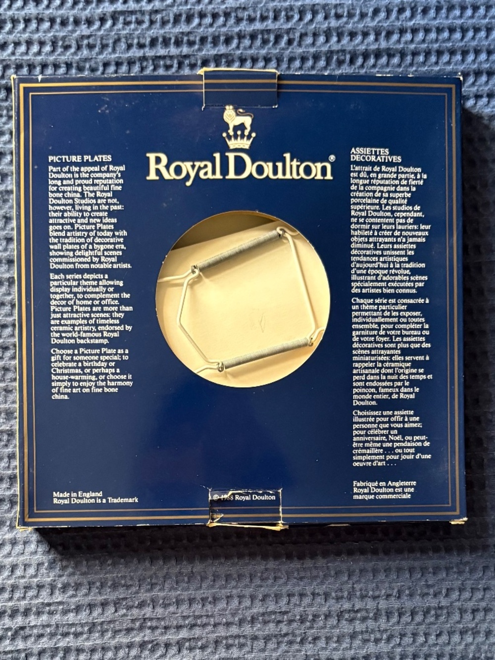 Vintage Collectible Royal Doulton "The Finishing Touch" 1990 Christmas Plate - Picture 5 of 5